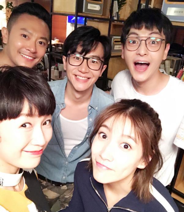 5星同框：我一眼就认出了C位乌发覆额、笑容满面的黄轩与左侧疏眉朗目、齿如含贝的印