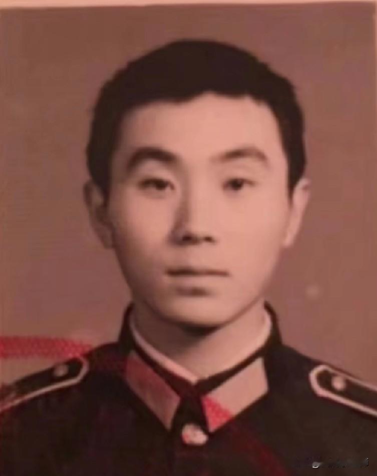 他曾一身戎装，
帅气逼人，
眼神坚定，
和战友一起保家卫国！

可如今，他提前独