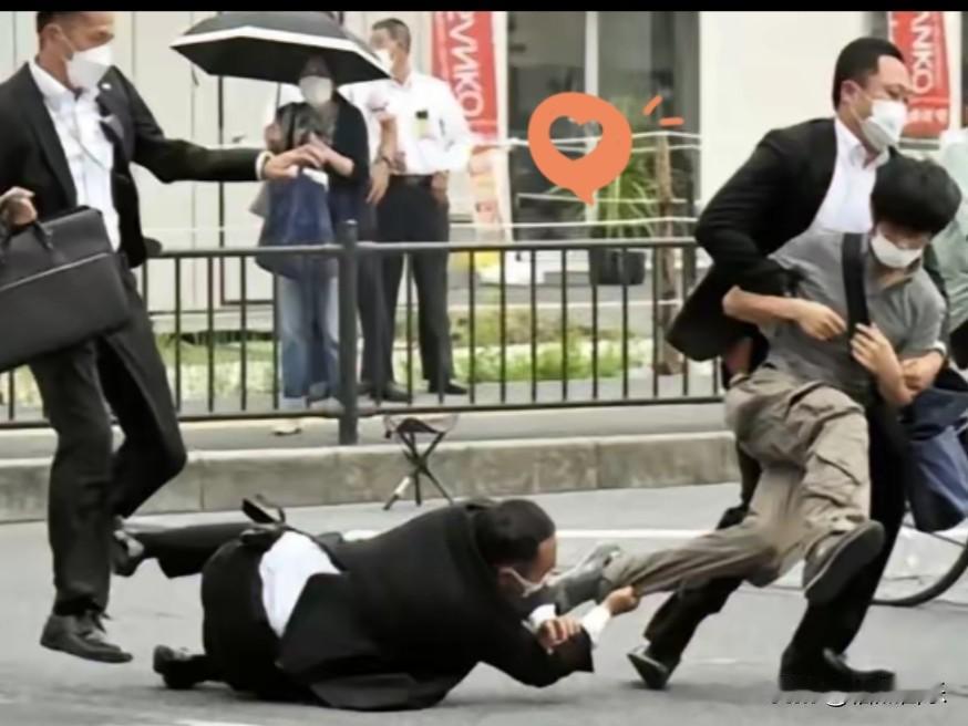 今天，
在日本做生意多年的弟弟，突然给我打来电话，听他说话的声音很紧张，说他都不