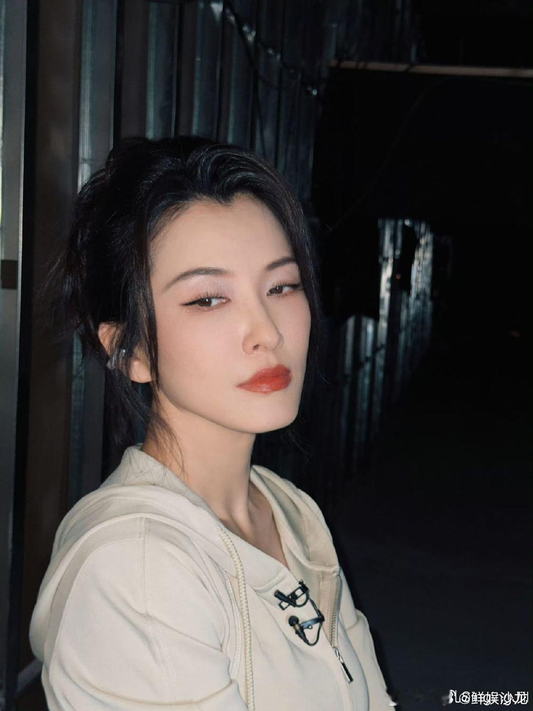 徐洁儿上一秒妈咪下一秒女鹅给徐洁儿戴无框眼镜的简直天才真的会爱徐洁儿的极致反差，