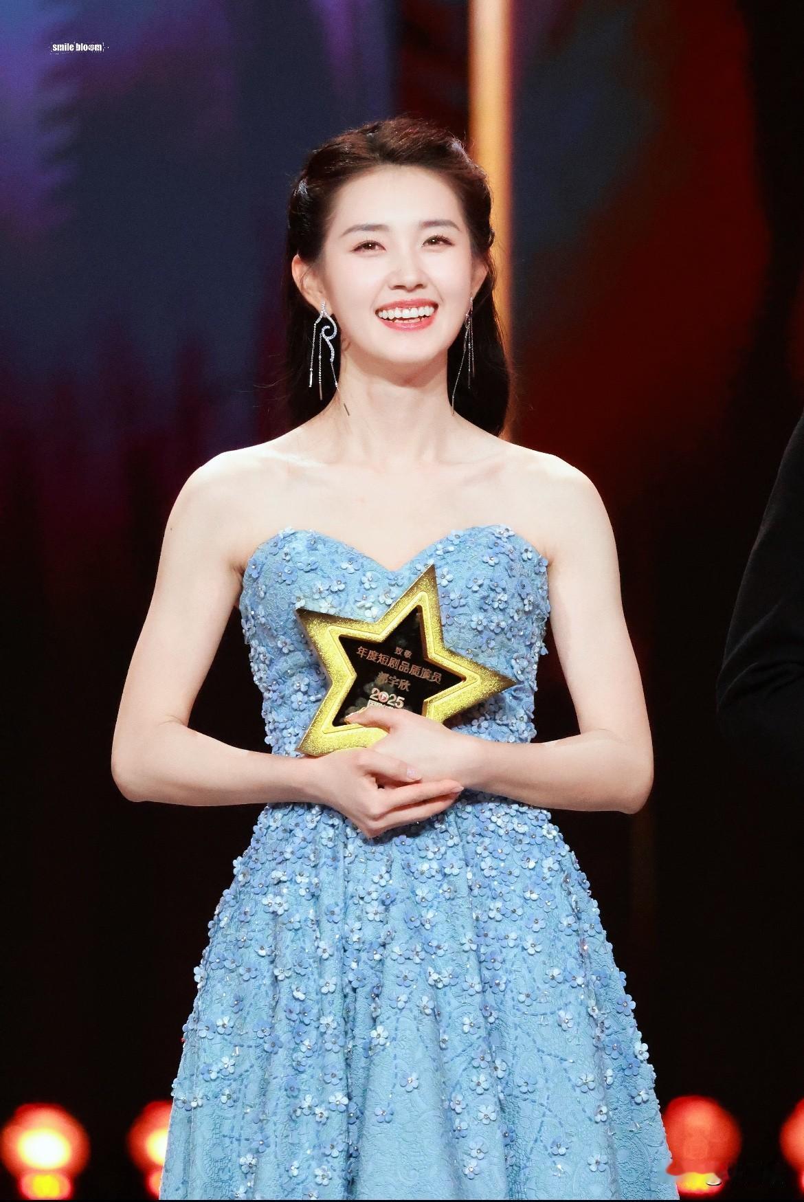 “文化工作者还得有文化”，
国剧盛典这一夜，
郭宇欣把这句话演活了！

红毯上明