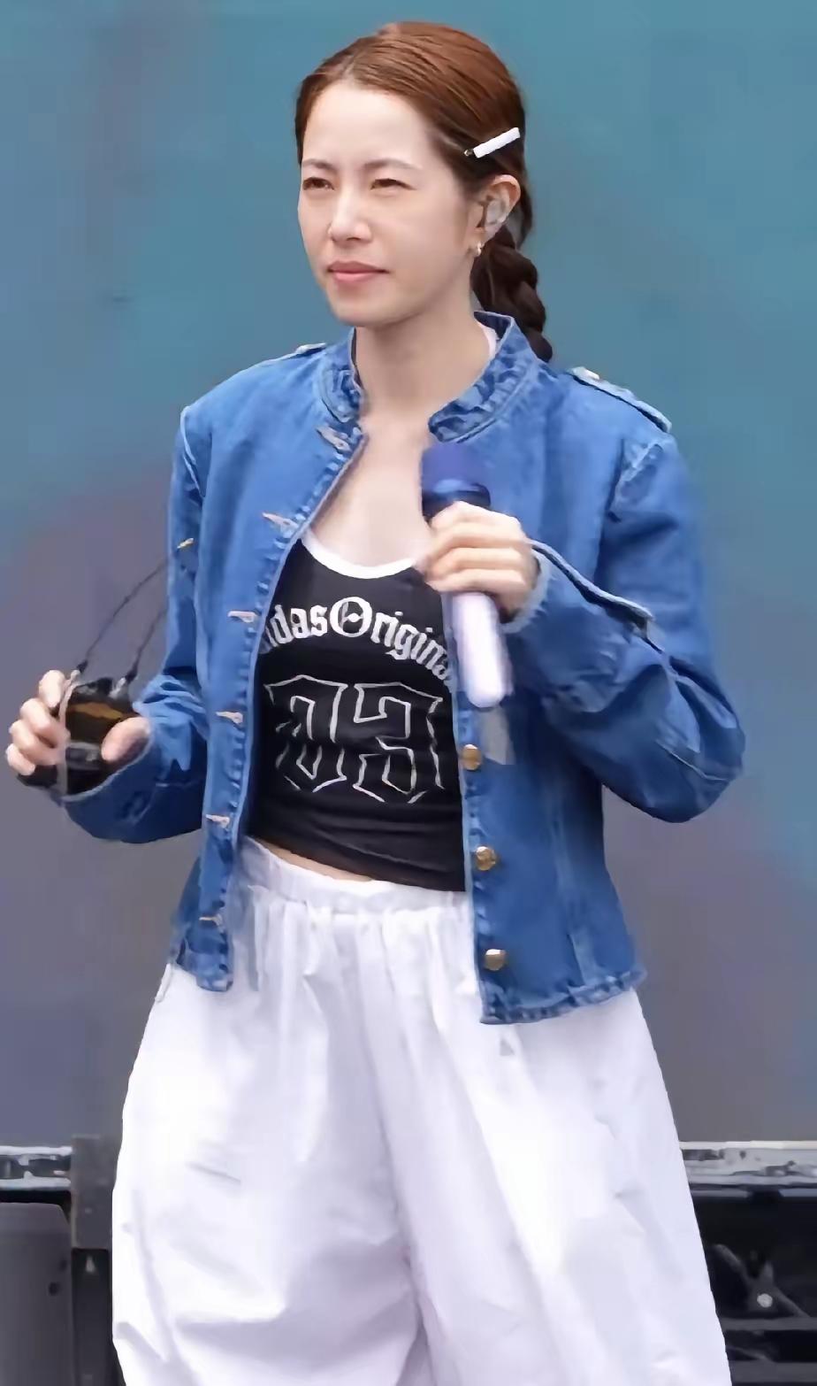 刷到徐怀钰素颜生图，没敢认。皮肤白净没褶子，当年唱《我是女生》的小姑娘沉下来了，