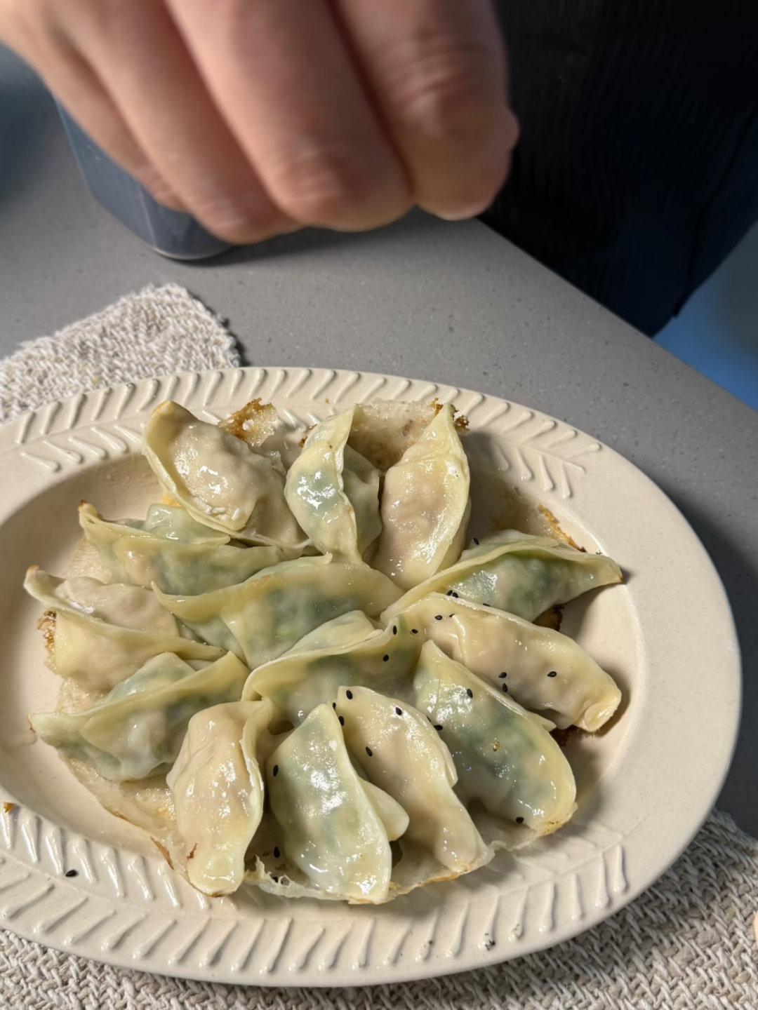 今日厨房的烟火气是刚出锅的韭菜猪肉饺&马蹄猪肉饺！大家冬至快乐！🥟 