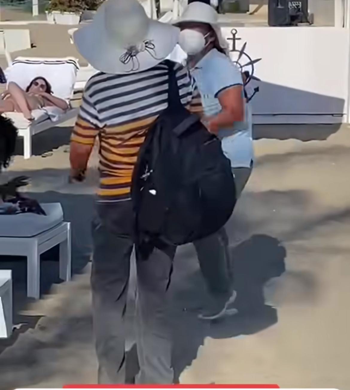 两个大妈在意大利沙滩上抢按摩的生意，吵起来了，一个是10欧15分钟，一个是10欧