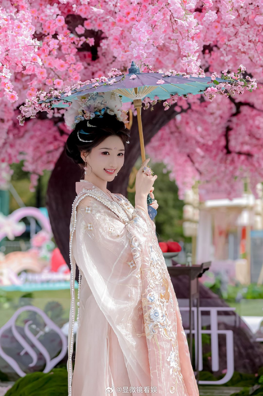 毛晓彤花神妆 细看毛晓彤的花神妆，每一笔都恰到好处。眼尾一抹淡紫如花影轻扫，透着