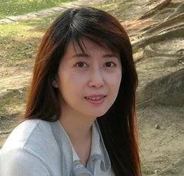 这歌词写的特别有内涵，发人深思，余意无穷，当然曲谱的恰如其分，淡淡的伤感，凄美！