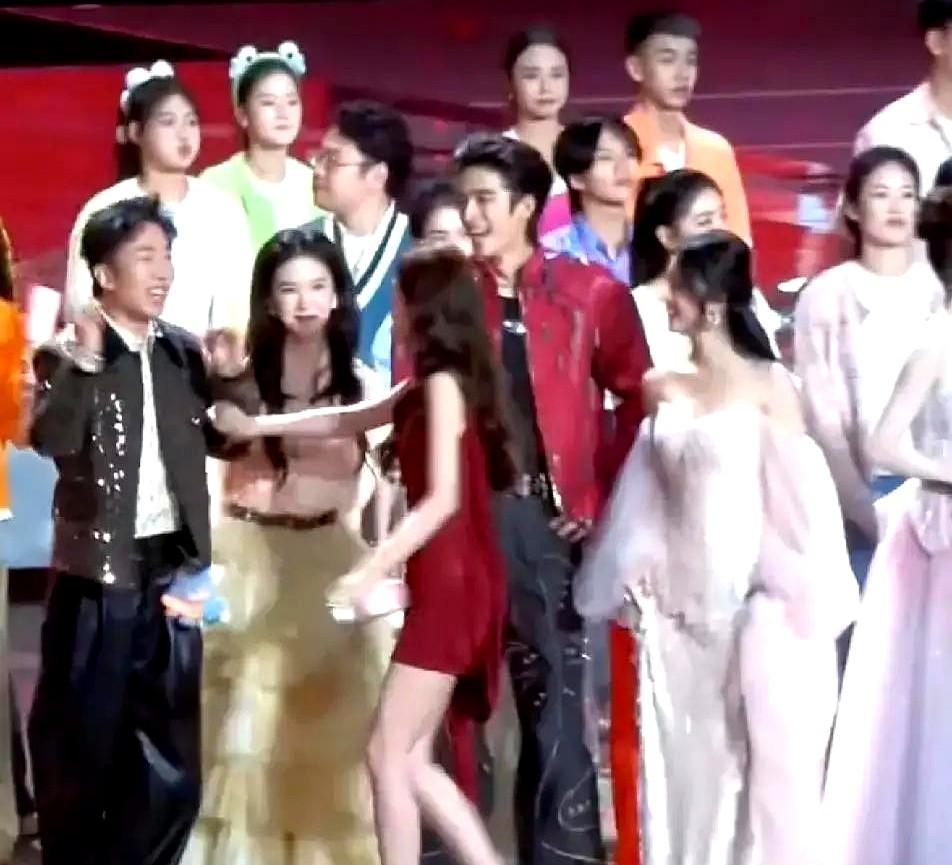 吴宣仪被晾30秒，这真的有点尴尬了。

2024年《你好，星期六》录制，王楚然坐