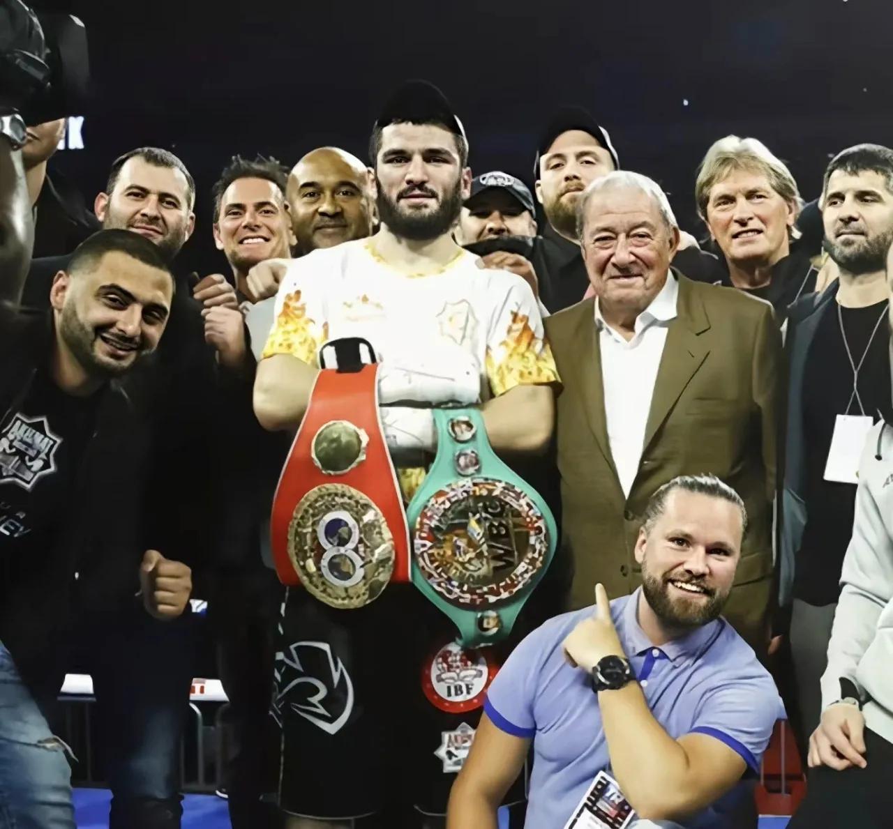 贝特比耶夫：今年6月份，我和顶级推广公司的合同就到期了，我相信最好的比赛就在前面