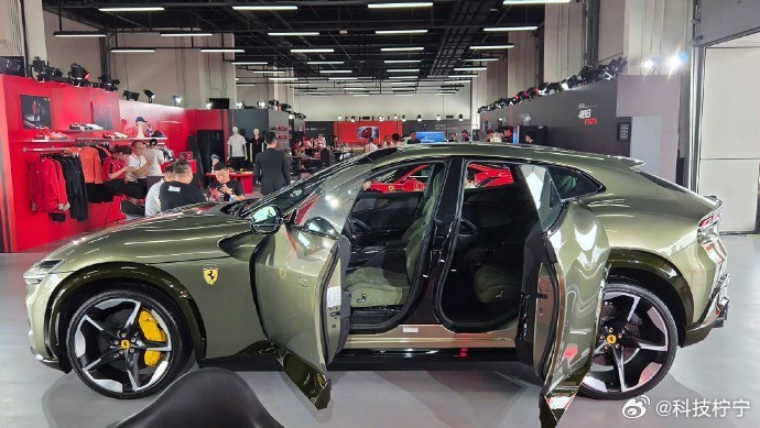 探索未知，驭见非凡。橄榄绿碳纤维SUV，手工缝制的速度诗篇，每一处细节都诉说着优