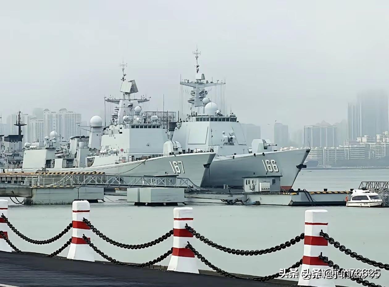 它们同框时：二代舰和三代舰并排停靠！
这是一张167号深圳舰和166号渭南舰并排