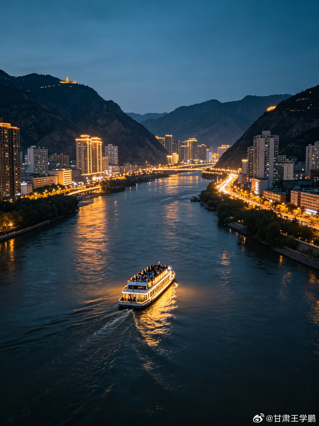 夜游黄河换一种视角品读金城夜色黄河穿城，夜色启幕。泛舟河上，纵览两岸万家灯火，领