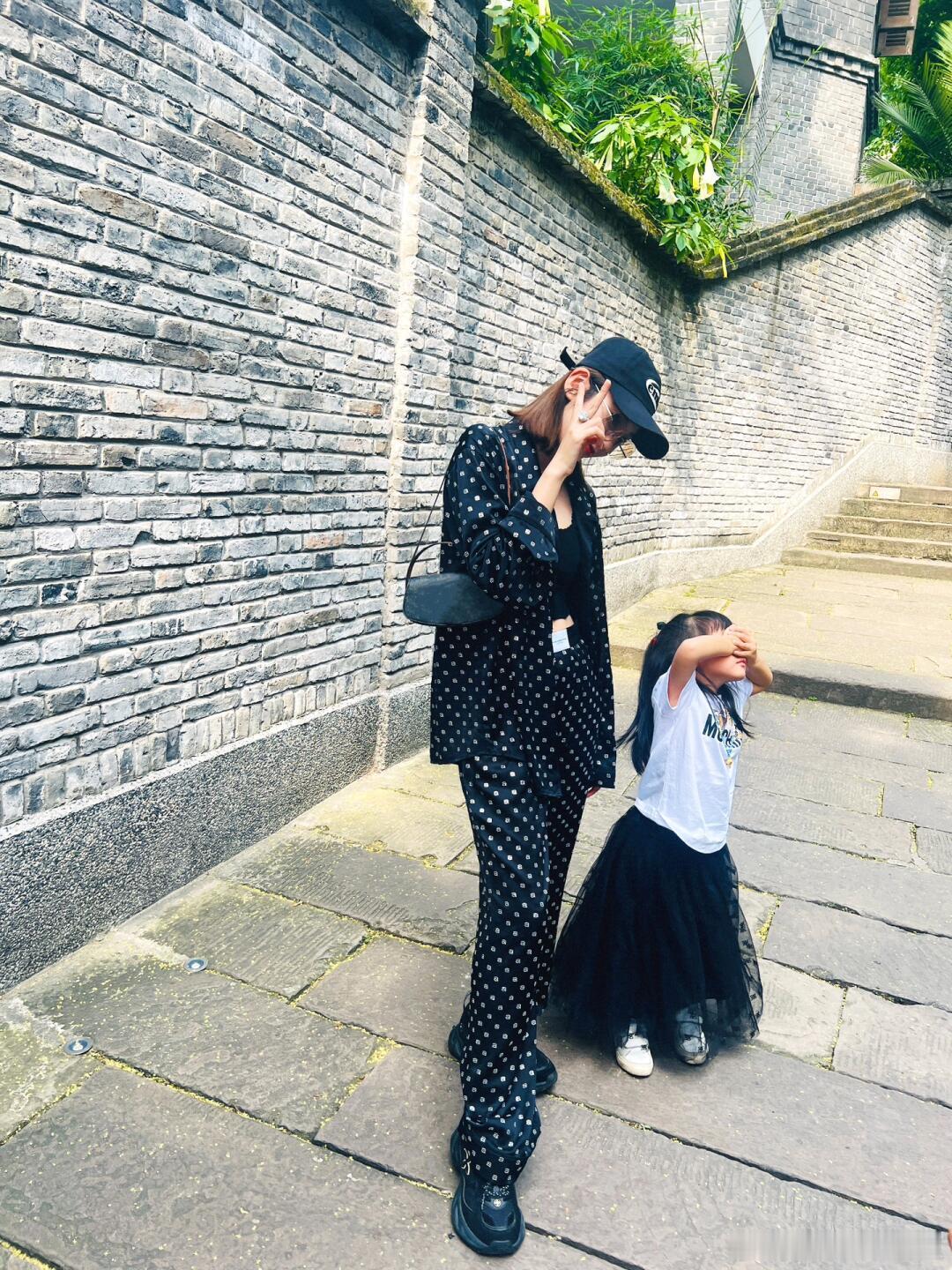 张若昀唐艺昕女儿都这么大了，今年4岁了，嘴巴很像爸爸～ ​​​
