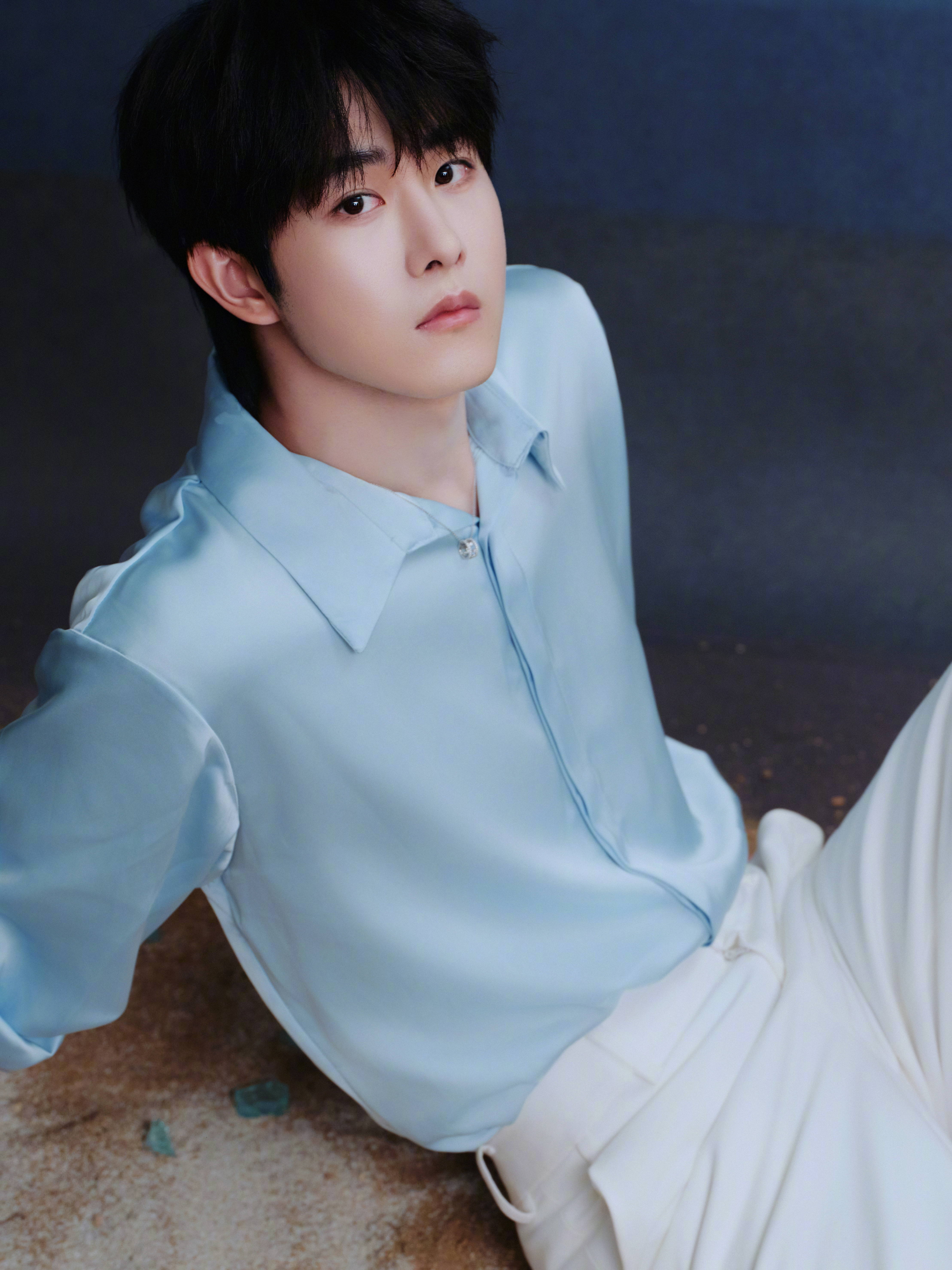 身着带有海洋元素的西装亮相2026中国网络视听盛典红毯，人帅歌好听，期待帅哥下次