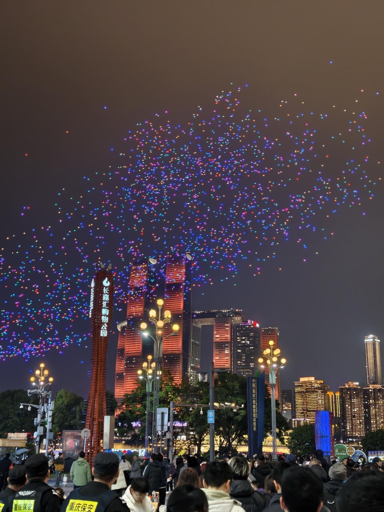 你不要因为觉得弹子石老街看无人机灯光秀表演的人多就不来了，这里看无人机灯光秀表演