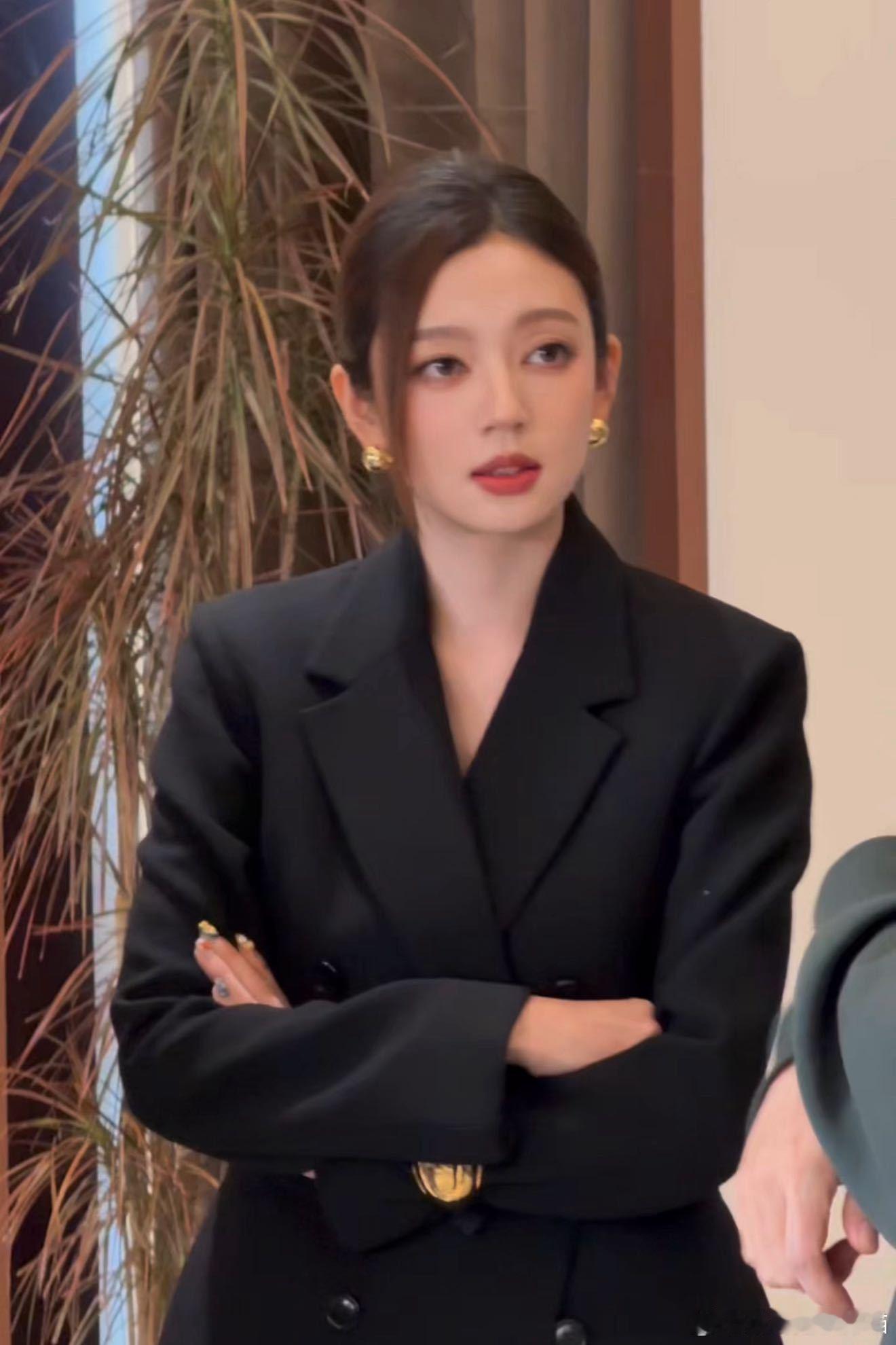 何瑞贤 美了笑了舞了嗓子哑了谁被何瑞贤线下萌到了！状态好到爆颜值超能打，一开口嗓