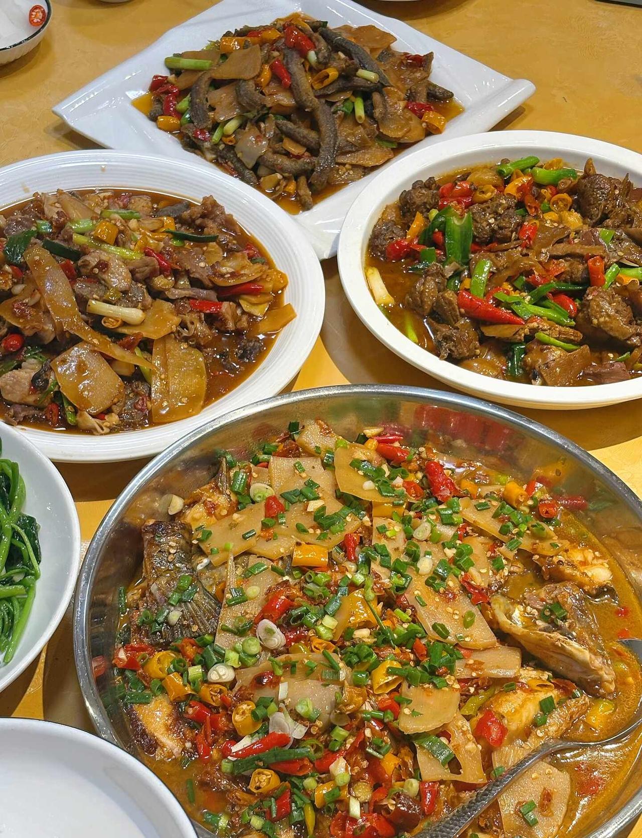 广州这家南雄菜真的很南雄❗️❗️❗️
吃上正宗的南雄菜就是过瘾！
就在机场路这边
