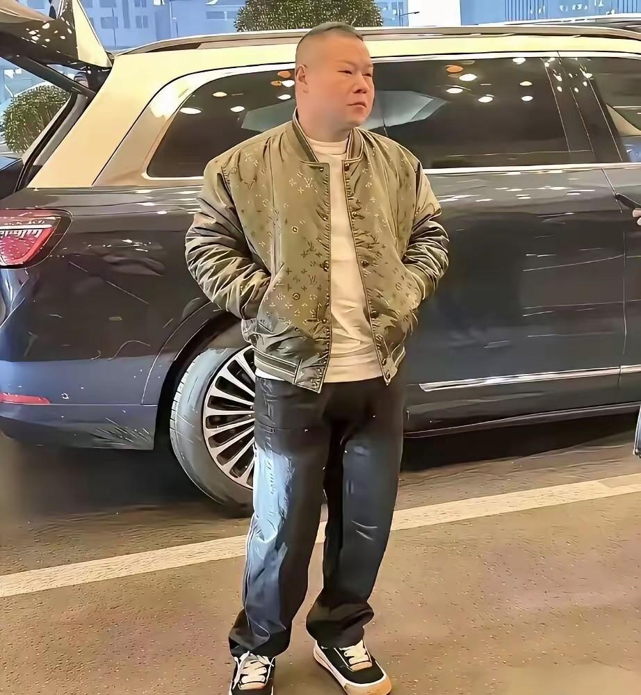 此人江湖人称，岳少！

郭德纲送的奥迪Q7刚停稳，岳少已经换上了3.2万的LV夹