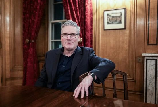 英国首相斯塔默前段时间访华时说的三句话：第一句：中国不是“正在崛起”，是“已经崛