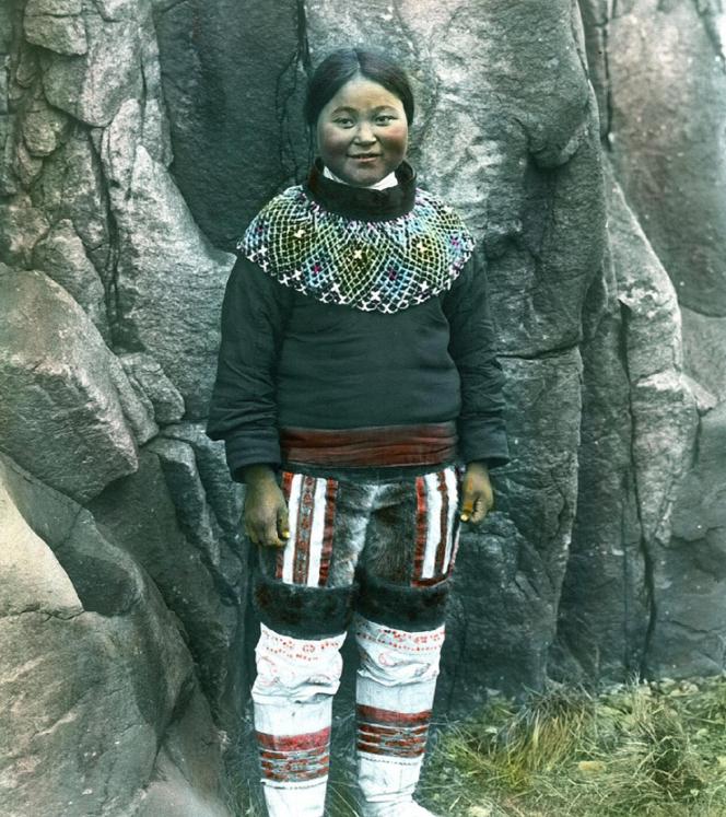 为什么因纽特人长得有点像中国人？

因纽特人在外貌特征上与中国人相近，有着黑头发