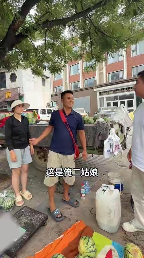 河南一瓜农开7个小时拖拉机到许昌卖瓜，一位男子出于好心花200多块钱买掉了瓜农的