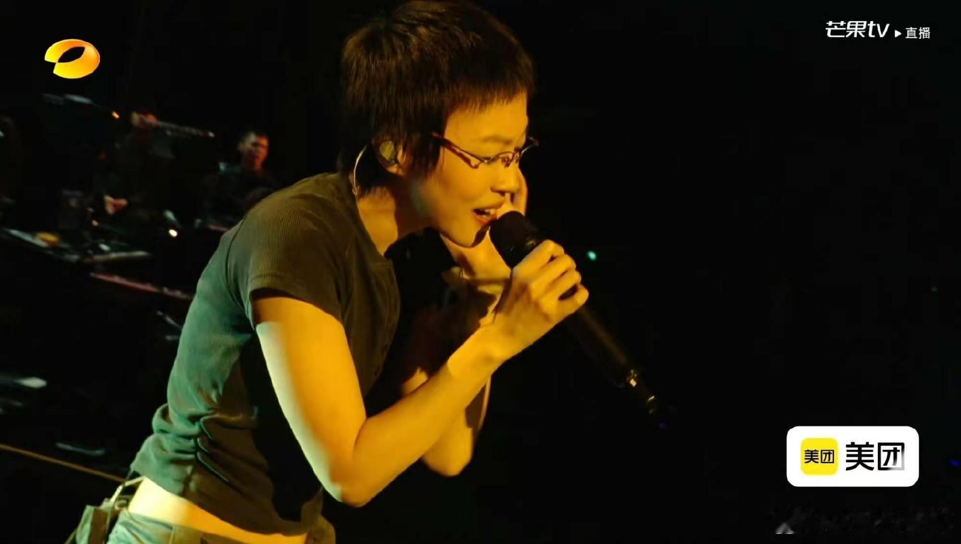 歌手直播窦靖童 王菲的声音窦唯的造型窦靖童亮相歌手直播演绎《誓言》，声线传承王菲