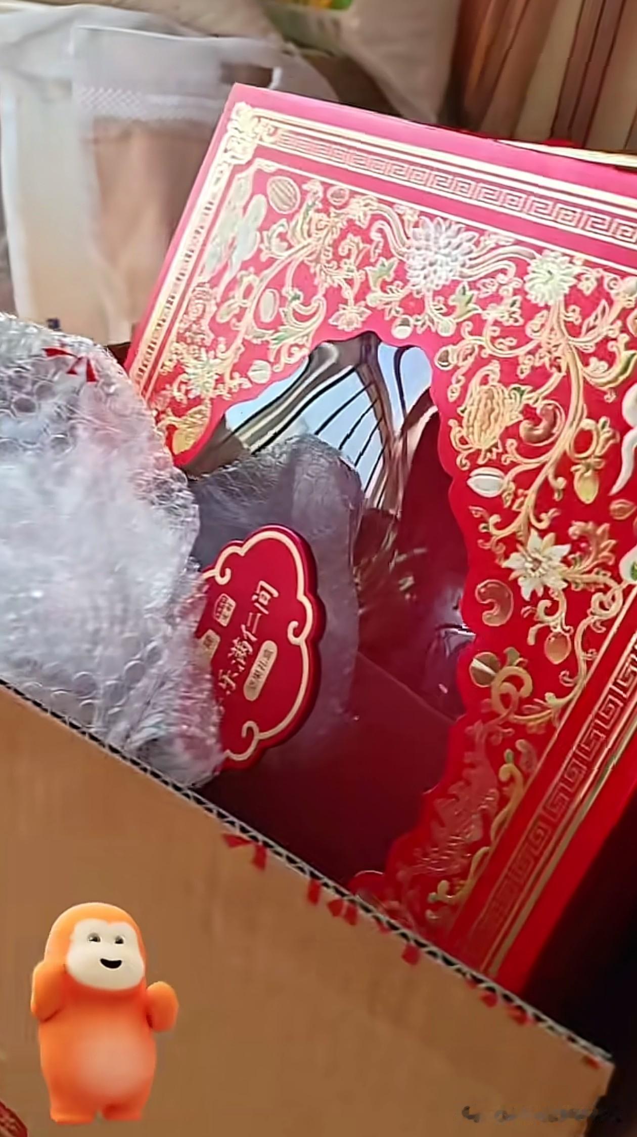 “与辉同行”太“豪横”了！
发给西安环卫工人的坚果和大米，
不但人手一份，而且剩