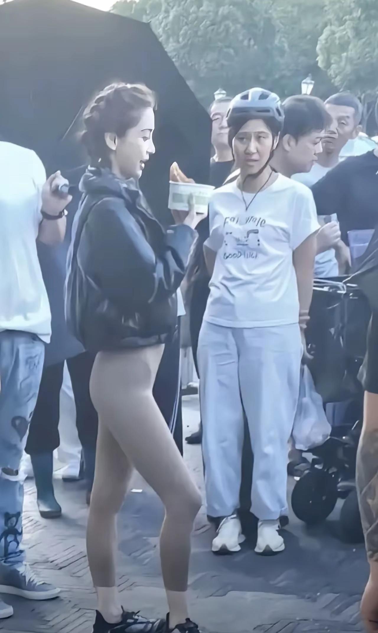 杨颖的腿，是娱乐圈最成功的“视觉骗局”。
 你看到的每一张神图，背后都是精密计算