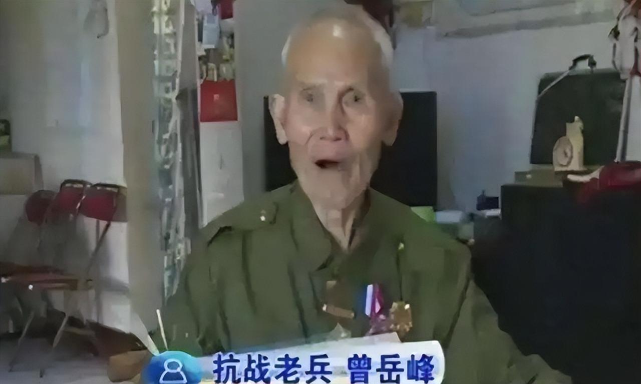 1945年，机枪手曾岳峰负伤掉队，进山追赶大部队时，意外遭遇100多名正在吃饭的