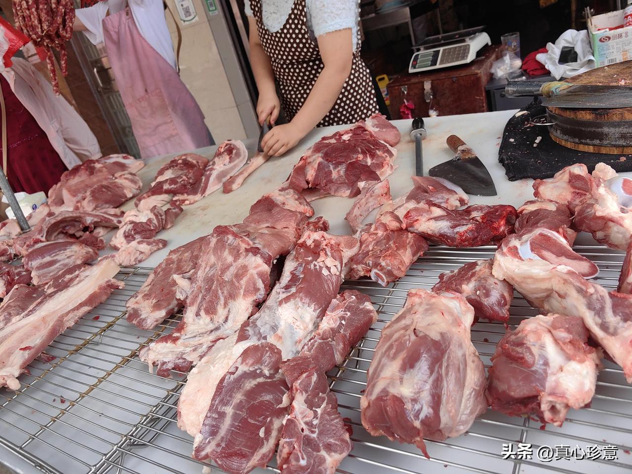 不同地方的猪肉，其价格也相差很远！今天早上去阳江东平市场，路过一个猪肉档，正好去