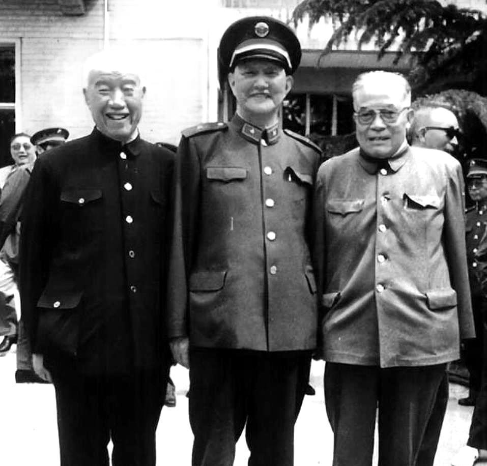 1962年2月，吉林农机厅厅长洪学智难得休息，正在家里收拾房间。这时，1位伟岸的