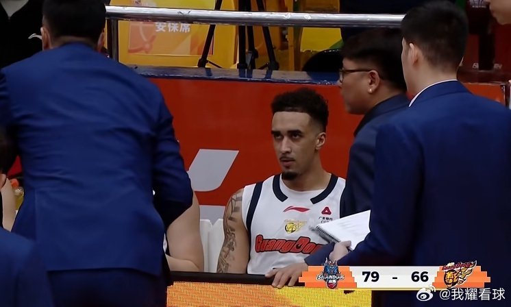 奎因是真累坏了，最后那记上篮明显没劲儿了，目前一秒没歇已经拿到33分 山东男篮v