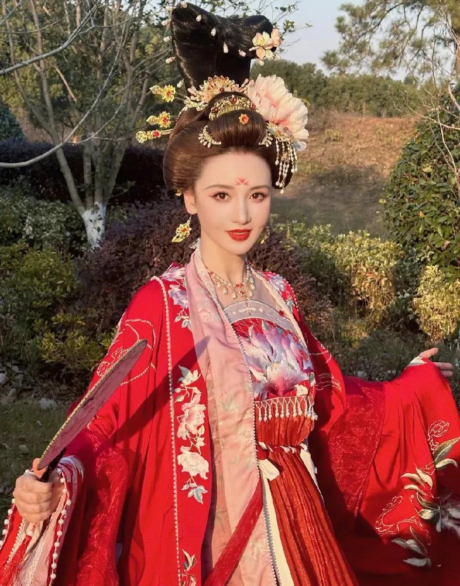 云想衣裳花想容
哦哦，这是张萌吗
差点认不出来了

张萌的这个古装造型
真的是太