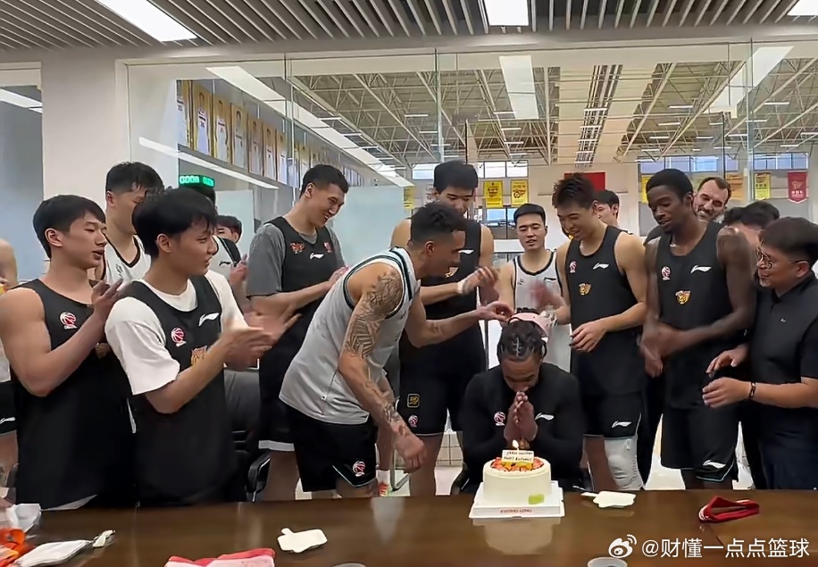 祝萨林杰34岁生日快乐！🎂 宏远全队暖心庆生，本以为会有激烈的拍蛋糕环节，结果