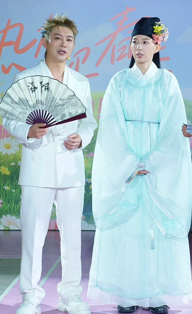 李斯丹妮在洛阳体验簪花 李斯丹妮爆改古风小生 李斯丹妮在英气这一块 