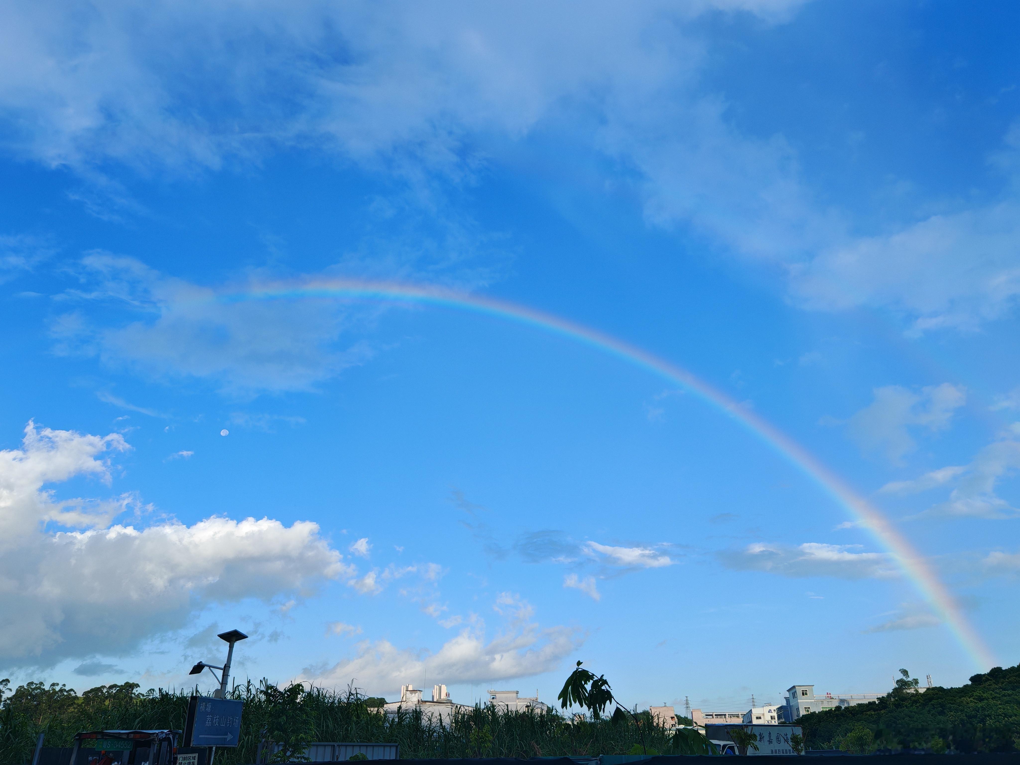 早安 今日份限定浪漫狠狠撞进眼里，超大半弧彩虹挂在澄澈蓝天，有幸捕捉到7月彩虹虹