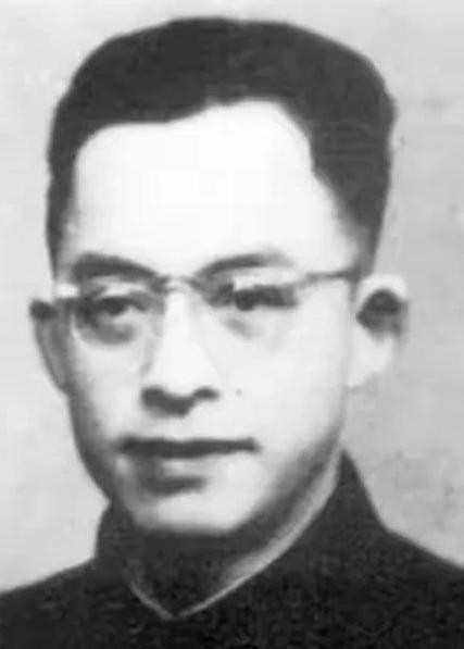 1949年，一名被俘的国民党副师长见到我军团长过来，立刻大喊：“老同学，我是自己