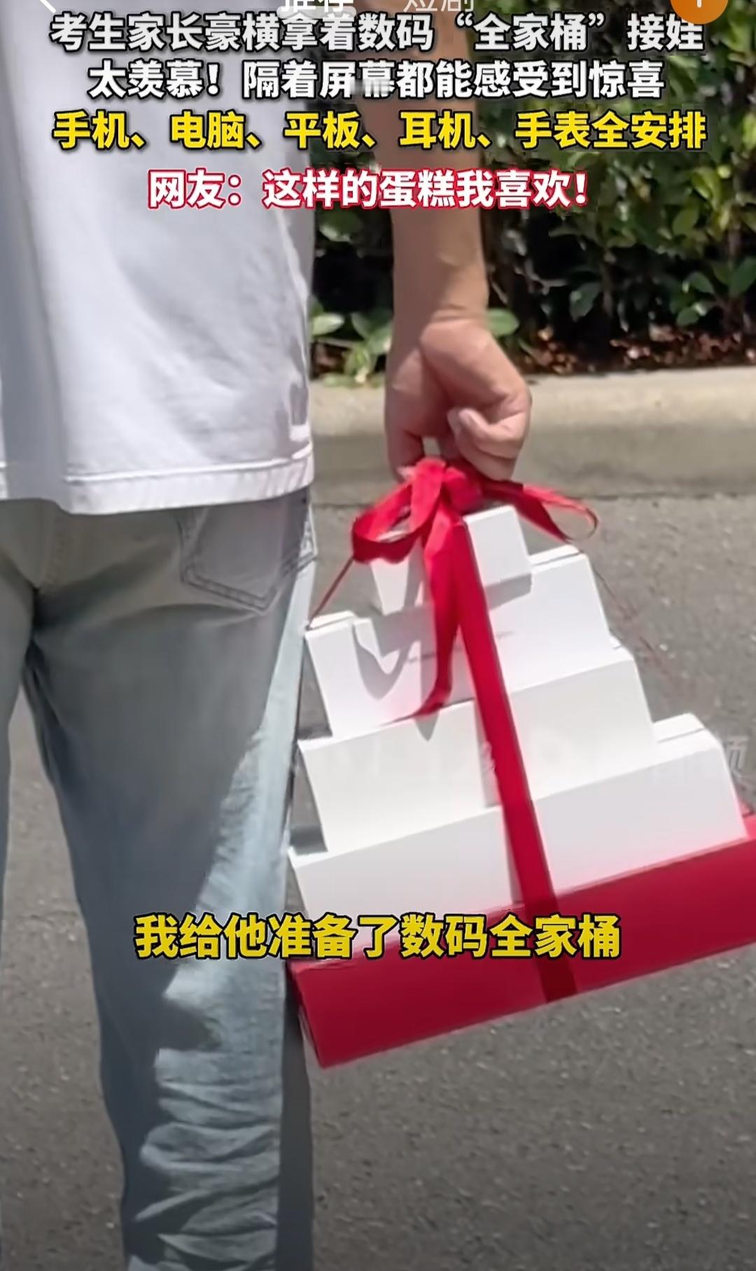 高考结束就是准大学生，新手机当然是第一份升学礼。从备考时的“手机天敌”，到大学需