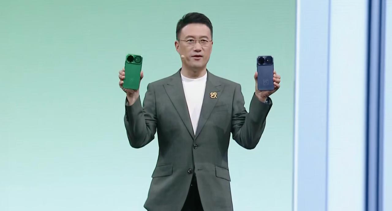 华为nova15系列正在发布，首先登场的是nova15 Ultra。
设计依然是