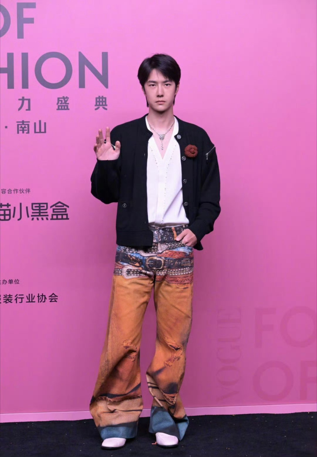 古典与现代，优雅与奔放，成熟与可爱能完美融合、准确诠释的，只有王一博💚王一博