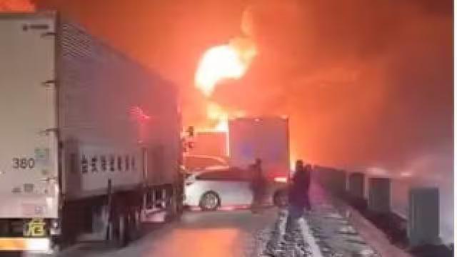 日本群马县超50辆车相撞这火烧得够旺的🔥 