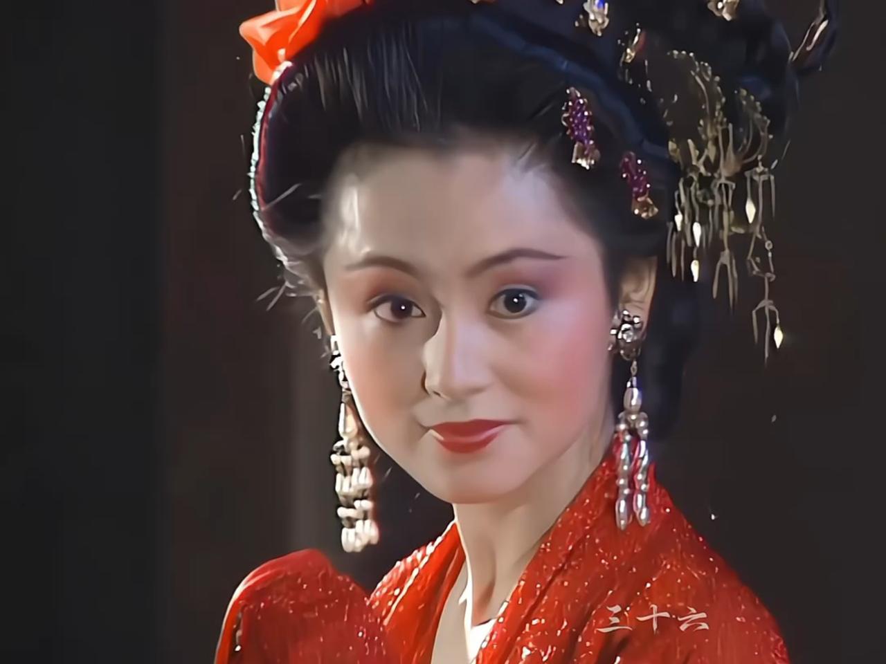 199年，吕布被曹操斩杀后，曹军士兵闯入吕布的内室发现了貂蝉，貂蝉怕被士兵糟蹋，