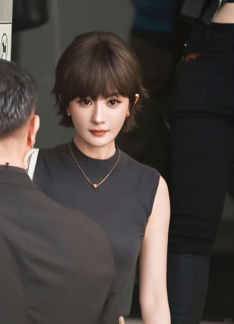 杨幂自己动手剪短发：女明星一定要活在精致模板里吗？
杨幂自爆短发是自己亲手剪出来