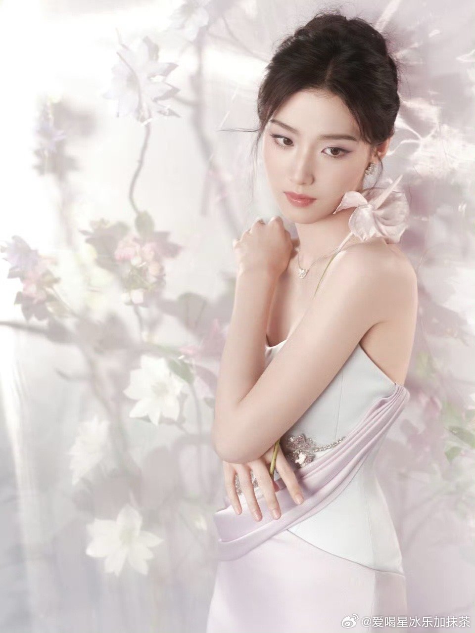 卢昱晓 大花气质我的卢昱晓真的高级又气质！内种与生俱来的干净磁场，连笑都会感染身