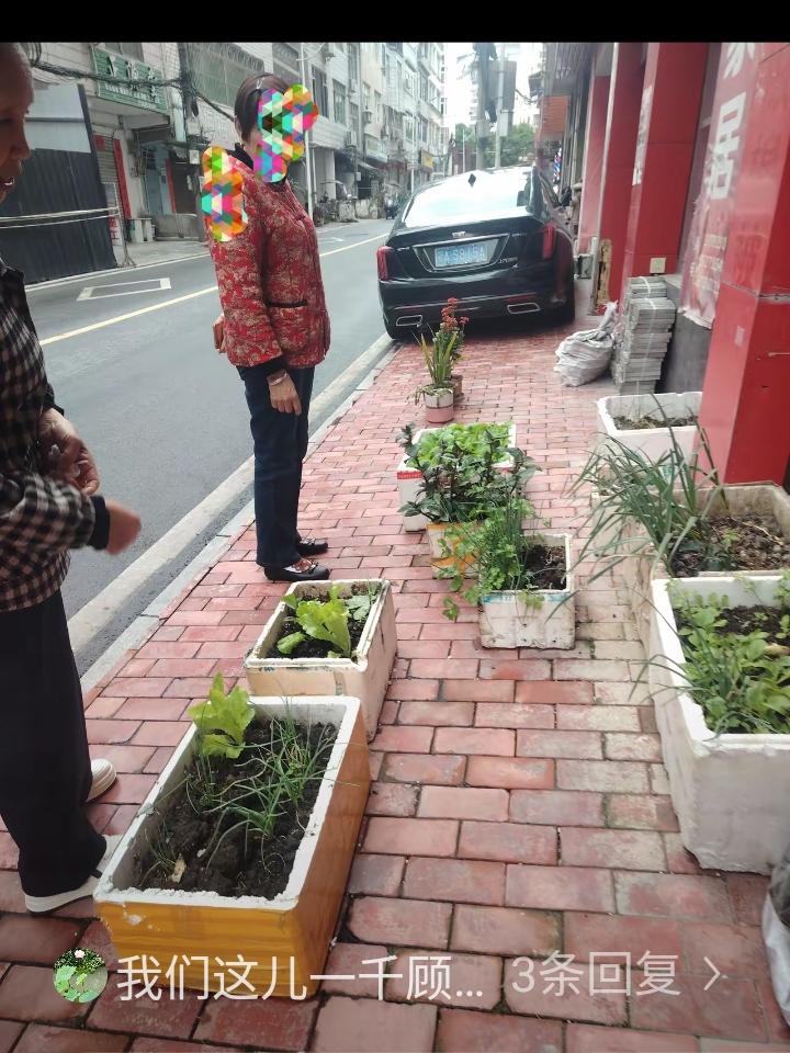 67岁的张姐遇到了一件好事，晚上只陪一位84岁的老太太睡觉，一个月给她一千块钱。