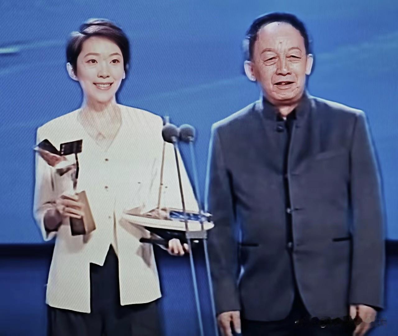 易中天教授又露脸了！出席长三角国际青年电影周闭幕式，为获奖演员颁奖。那些诋毁他的
