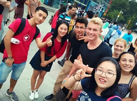 美国华人喊话“别自我感觉良好了”！从新加坡到韩国反华情绪抬头，真该从自己身上找原