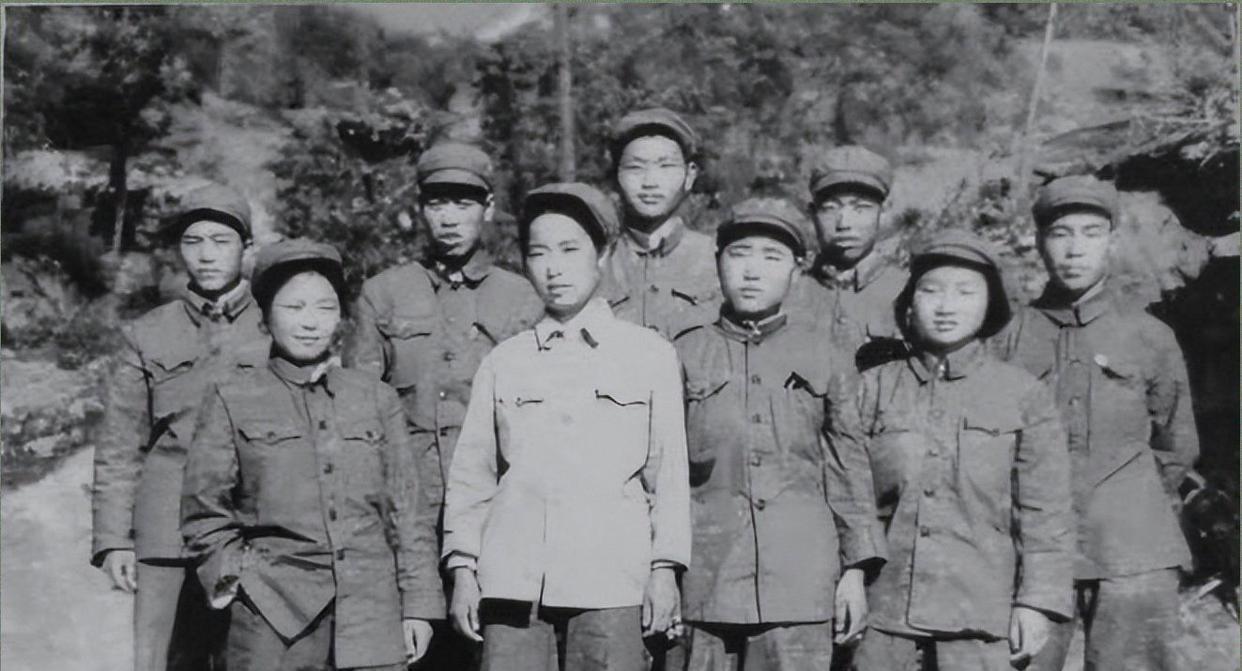 1951年，美军在朝鲜战场上俘虏一个瘦小志愿军，扒开衣服后全营震惊，这个16岁女