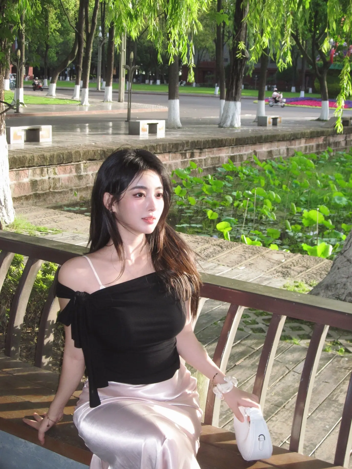 就这样在川大西湖边装。