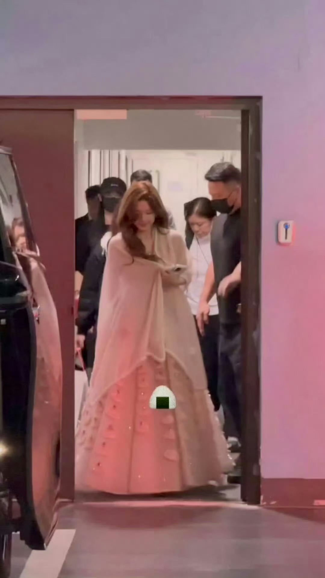 赵露思刚才直播说夏天要进组拍戏！！！太开心了！状态这么好的951🌸，就该多进组