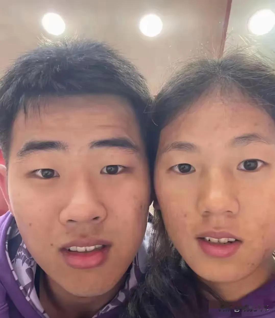 食堂阿姨：你们肯定是兄妹吧？
小情侣：不是，我们是情侣。
路边阿姨：你们肯定是兄